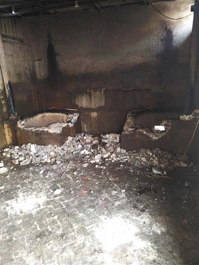 一處非法加工驢肉黑窩點(diǎn)用于生產(chǎn)的灶臺(tái)已被拆除。