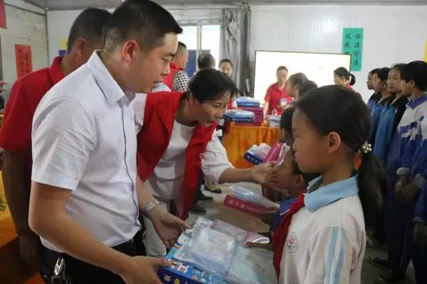 遵義市基層黨員帶頭送關(guān)愛到留守兒童學(xué)校