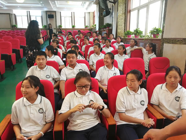 心作文吳迪老師到楊宋中學(xué)體育館做演講