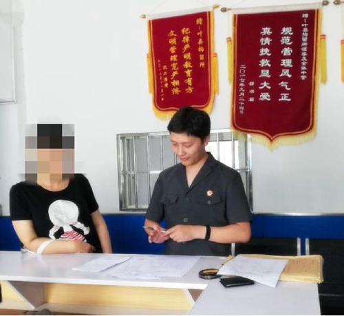 執行干警抓“老懶” 蹲在門口一夜將其抓獲