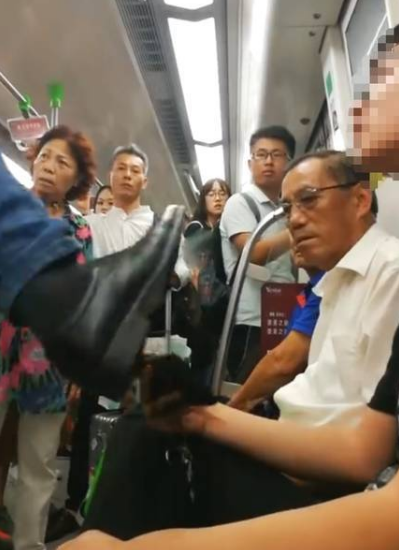 男子給老人讓座后猛踹身旁男孩