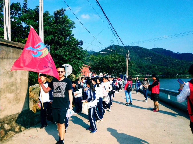 余姚市高風中學舉行勵志遠足活動