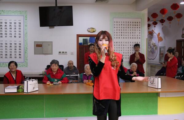 SSTV國際時尚電視《愛心100慈善萬里行》走進江達敬老院