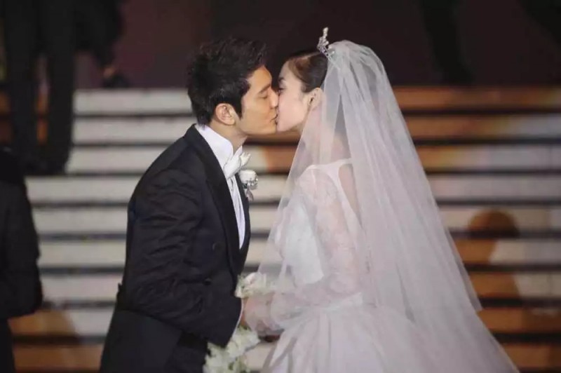 眾明星發(fā)文為宜賓祈福，黃曉明率先為災區(qū)捐款20萬元