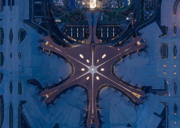 俯窺北京新機場 數萬燈光點亮“鳳凰”