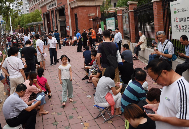 小學(xué)新生入學(xué)報名家長凌晨排隊 校方:勸不住