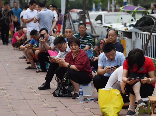 小學(xué)新生入學(xué)報名家長凌晨排隊 校方:勸不住