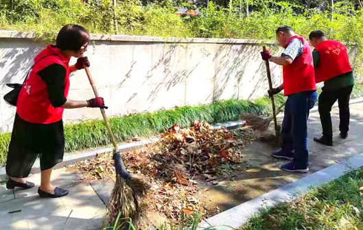 向祖國獻禮，余姚市快樂公益志愿者在臺風后清理垃圾