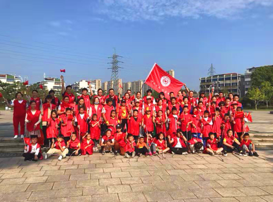 向祖國獻禮，余姚市快樂公益志愿者在臺風后清理垃圾