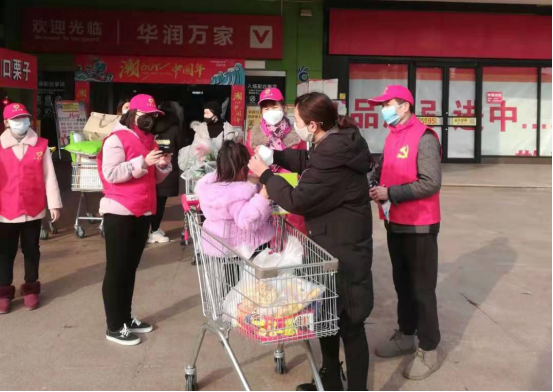 浙江余姚最美“逆行志愿者”上街免費為民發口罩