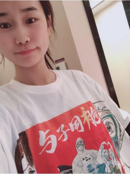 武漢志愿者發起“同袍計劃” 上千件手繪戰“疫”T恤送給援漢醫療隊