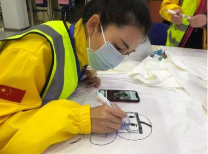 武漢志愿者發起“同袍計劃” 上千件手繪戰“疫”T恤送給援漢醫療隊