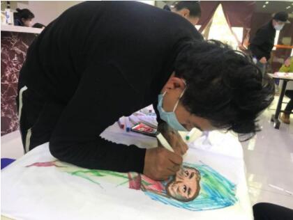 武漢志愿者發起“同袍計劃” 上千件手繪戰“疫”T恤送給援漢醫療隊