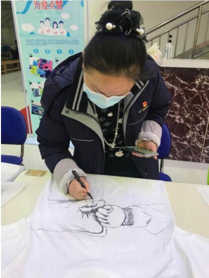 武漢志愿者發起“同袍計劃” 上千件手繪戰“疫”T恤送給援漢醫療隊