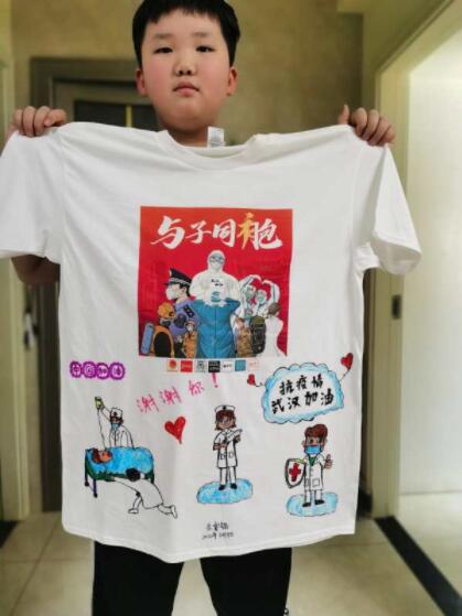 武漢志愿者發起“同袍計劃” 上千件手繪戰“疫”T恤送給援漢醫療隊