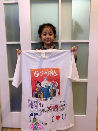 武漢志愿者發起“同袍計劃” 上千件手繪戰“疫”T恤送給援漢醫療隊