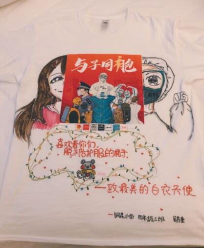 武漢志愿者發起“同袍計劃” 上千件手繪戰“疫”T恤送給援漢醫療隊