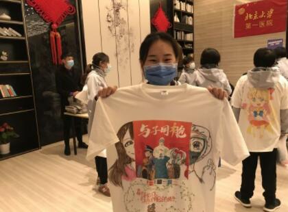 武漢志愿者發起“同袍計劃” 上千件手繪戰“疫”T恤送給援漢醫療隊