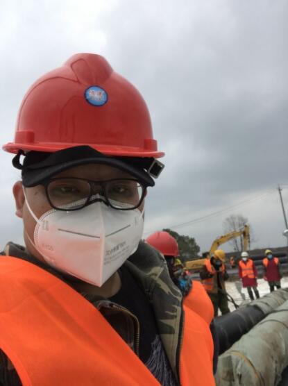 武漢志愿者發起“同袍計劃” 上千件手繪戰“疫”T恤送給援漢醫療隊