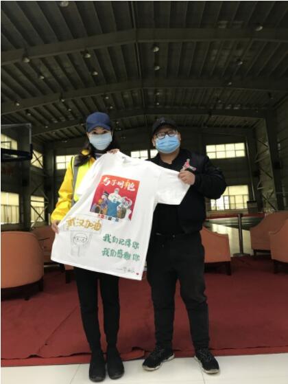 武漢志愿者發起“同袍計劃” 上千件手繪戰“疫”T恤送給援漢醫療隊