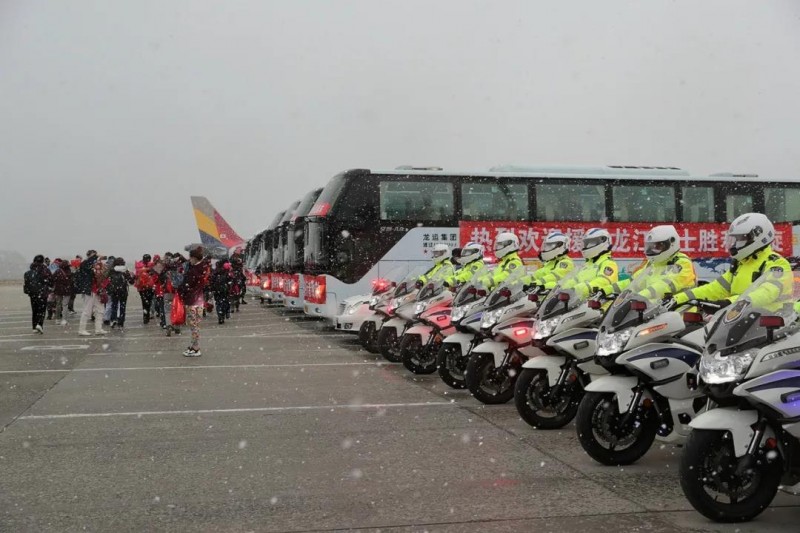 援鄂戰(zhàn)疫英雄凱旋——冰城交警最高禮儀硬核護(hù)航，致敬最美逆行者！