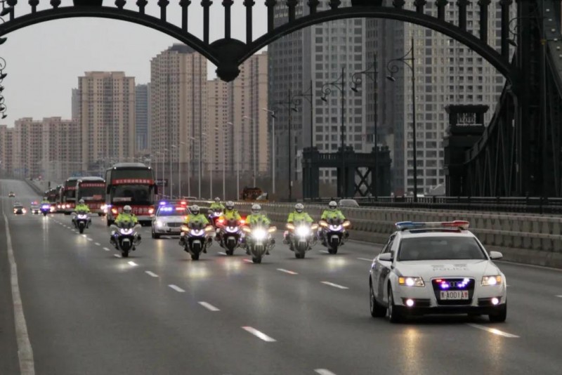 援鄂戰(zhàn)疫英雄凱旋——冰城交警最高禮儀硬核護(hù)航，致敬最美逆行者！