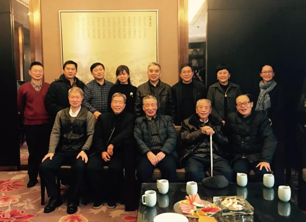 第二屆謝璞兒童文學(xué)獎(jiǎng)?wù)鞲鍐⑹? />
	</p>
	<p>
		謝璞先生（前排右二）與湖南作家（2017）
	</p>
	<p>
		<img src=