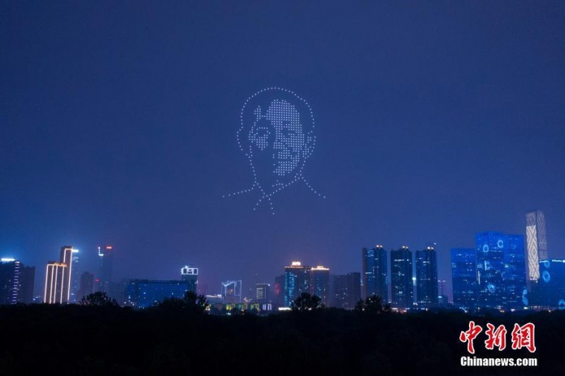 夜空中最亮的星 無人機(jī)表演悼念袁隆平