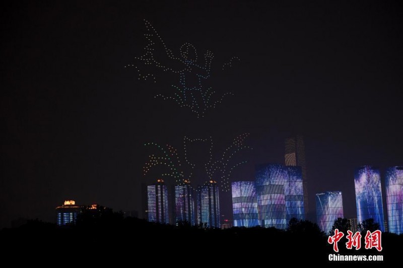 夜空中最亮的星 無人機(jī)表演悼念袁隆平