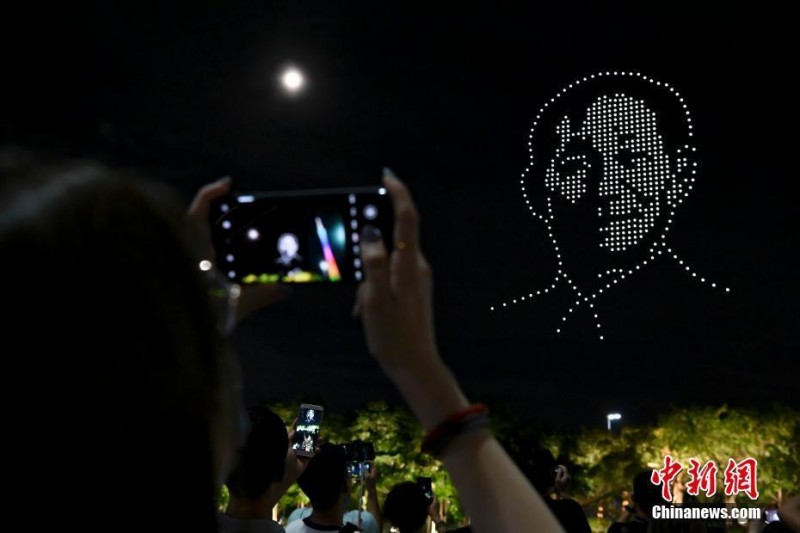夜空中最亮的星 無人機(jī)表演悼念袁隆平