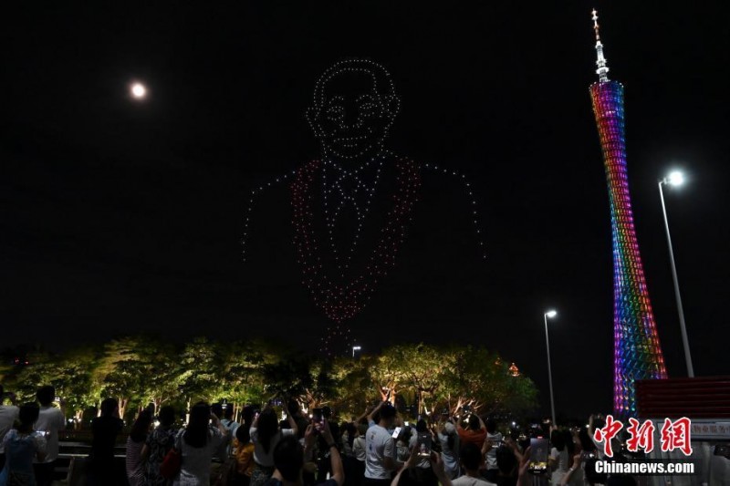 夜空中最亮的星 無人機(jī)表演悼念袁隆平