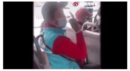 嫌讓座慢，北京大媽竟怒罵女乘客：臭外地的，我正黃旗！