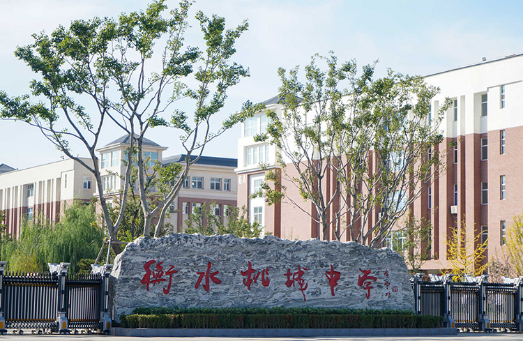 衡水“宇宙第一中學(xué)”被停止招生一年，學(xué)校老師稱無(wú)大影響，中介一個(gè)名額賣3萬(wàn)，當(dāng)?shù)胤慨a(chǎn)仍遭瘋搶