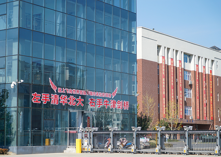 衡水“宇宙第一中學(xué)”被停止招生一年，學(xué)校老師稱無(wú)大影響，中介一個(gè)名額賣3萬(wàn)，當(dāng)?shù)胤慨a(chǎn)仍遭瘋搶