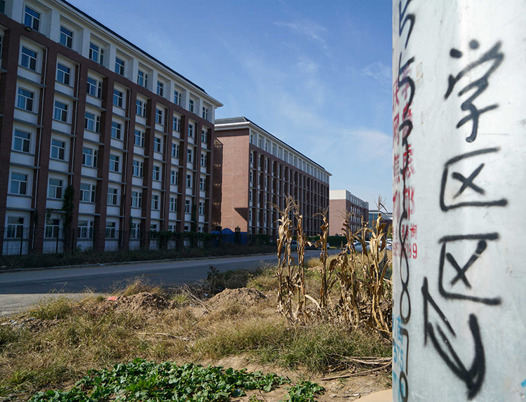 衡水“宇宙第一中學(xué)”被停止招生一年，學(xué)校老師稱無(wú)大影響，中介一個(gè)名額賣3萬(wàn)，當(dāng)?shù)胤慨a(chǎn)仍遭瘋搶