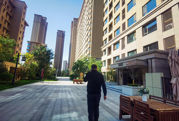 衡水“宇宙第一中學(xué)”被停止招生一年，學(xué)校老師稱無(wú)大影響，中介一個(gè)名額賣3萬(wàn)，當(dāng)?shù)胤慨a(chǎn)仍遭瘋搶