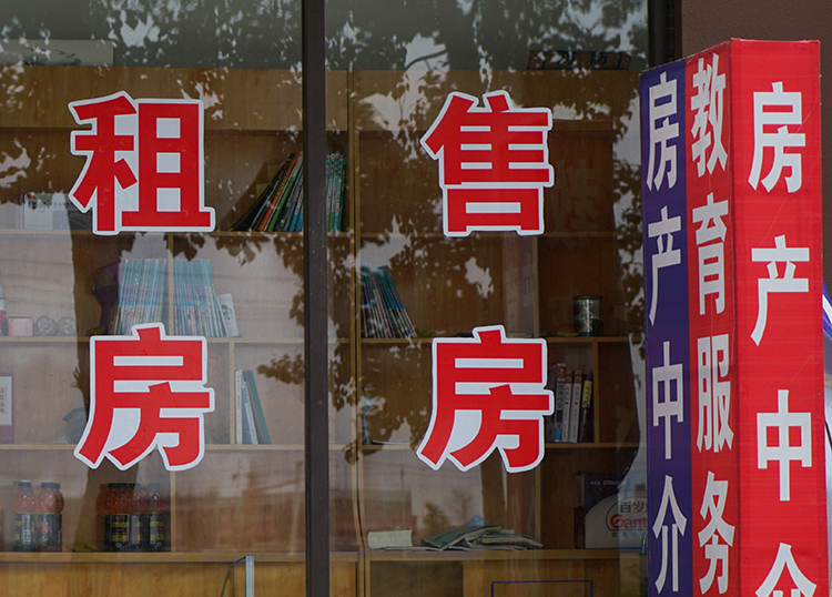 衡水“宇宙第一中學(xué)”被停止招生一年，學(xué)校老師稱無(wú)大影響，中介一個(gè)名額賣3萬(wàn)，當(dāng)?shù)胤慨a(chǎn)仍遭瘋搶