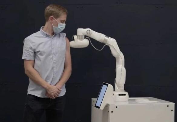 全球首款注射疫苗機(jī)器人面世 以自主、無(wú)痛且無(wú)針頭方式接種