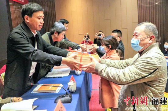 圖為領書儀式。葉伏國 攝