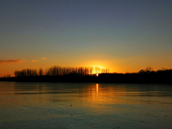 夕陽下的冰封潮白河