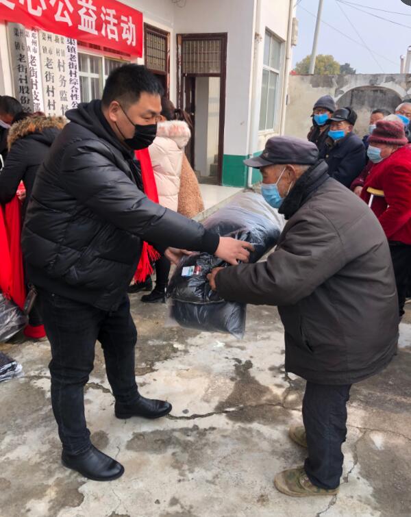 正念正心宗教學研究院執(zhí)行院長張磊為家鄉(xiāng)孤寡老人捐贈衣物生活物品