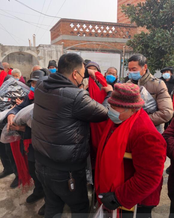 正念正心宗教學研究院執(zhí)行院長張磊為家鄉(xiāng)孤寡老人捐贈衣物生活物品