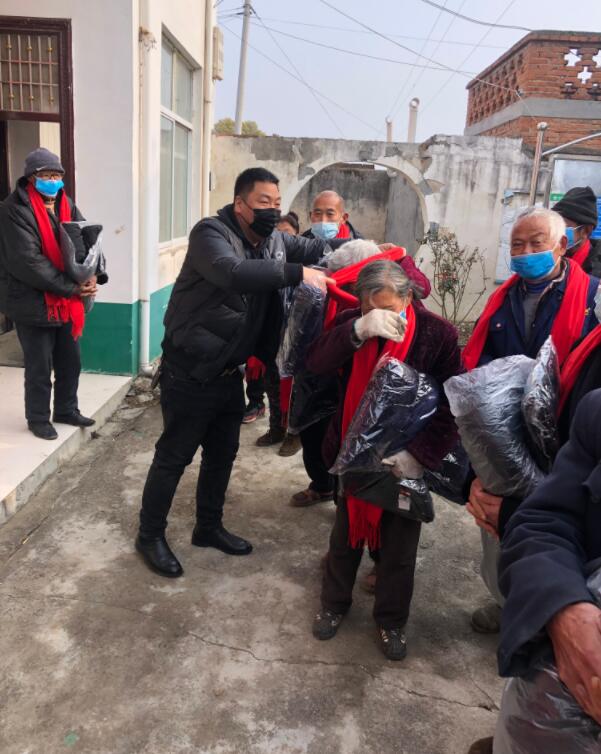 正念正心宗教學研究院執(zhí)行院長張磊為家鄉(xiāng)孤寡老人捐贈衣物生活物品
