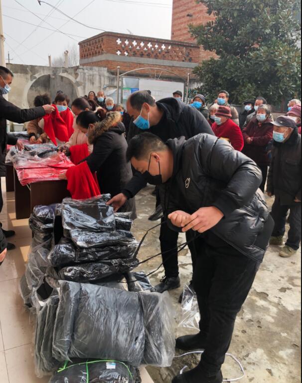 正念正心宗教學研究院執(zhí)行院長張磊為家鄉(xiāng)孤寡老人捐贈衣物生活物品