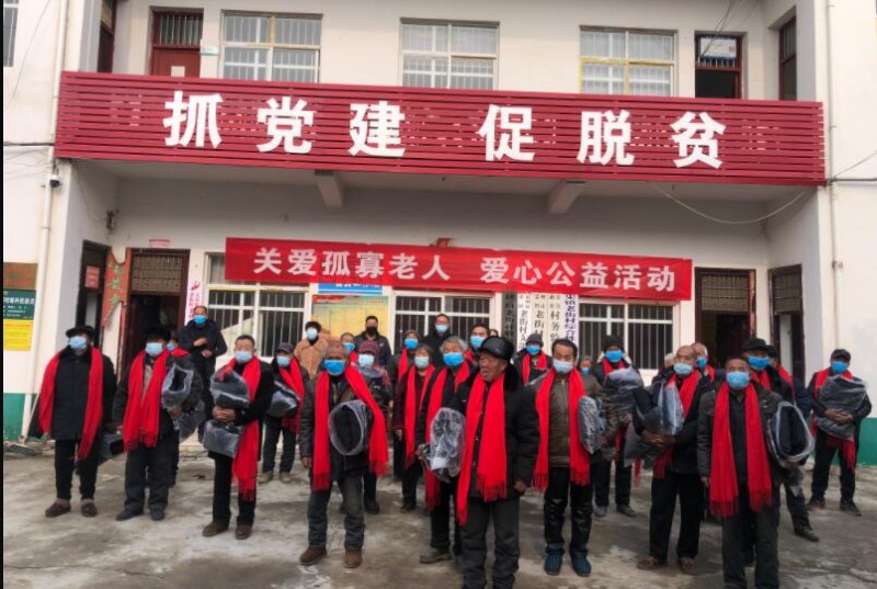 正念正心宗教學研究院執(zhí)行院長張磊為家鄉(xiāng)孤寡老人捐贈衣物生活物品