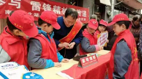 南昌紅色文化傳承聯(lián)盟開展 學(xué)雷鋒 慶“三八”團(tuán)建活動(dòng)