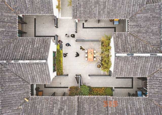 四川省成都市溫江區(qū)岷江村的岷江書院。當(dāng)?shù)夭捎谩昂献魃?農(nóng)戶+公司”等模式發(fā)展民宿等鄉(xiāng)村旅游項(xiàng)目。（無(wú)人機(jī)照片）（新華社發(fā)）