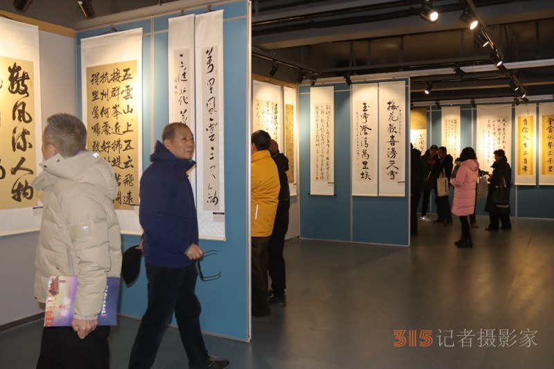 “緬懷領(lǐng)袖， 砥礪前進(jìn)”——紀(jì)念毛澤東同志誕辰130周年書法篆刻名家作品邀請展在上海中國書法院揭幕