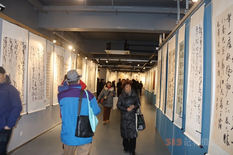 “緬懷領(lǐng)袖， 砥礪前進(jìn)”——紀(jì)念毛澤東同志誕辰130周年書法篆刻名家作品邀請展在上海中國書法院揭幕