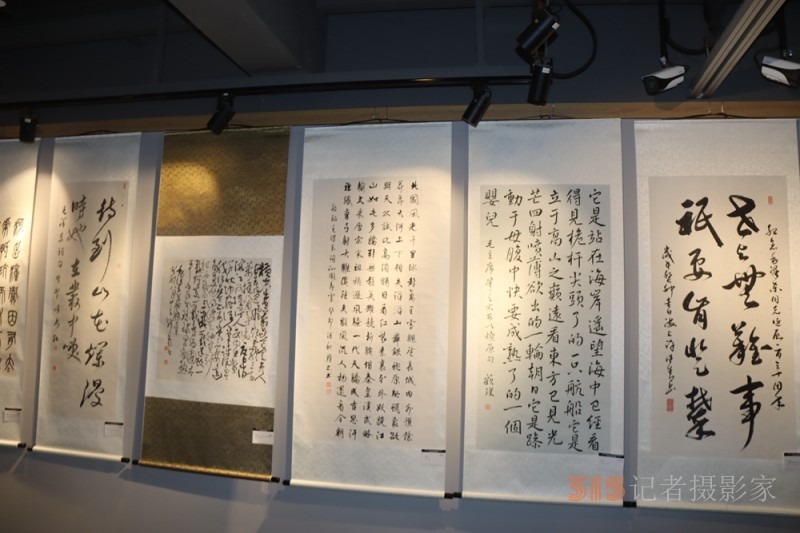 “緬懷領(lǐng)袖， 砥礪前進(jìn)”——紀(jì)念毛澤東同志誕辰130周年書法篆刻名家作品邀請展在上海中國書法院揭幕